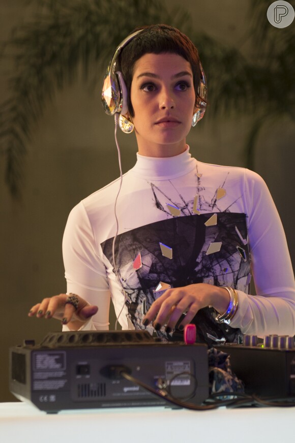 A DJ é filha de Cidália (Susana Ribeiro) com Tião (José Mayer)