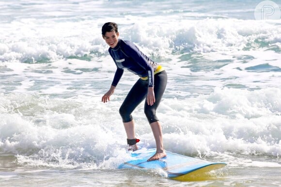 Anne Hathaway foi surfar com uma roupa própria para a prática esportiva