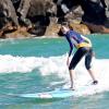 Anne Hathaway aproveitou que o mar estava calmo para surfar