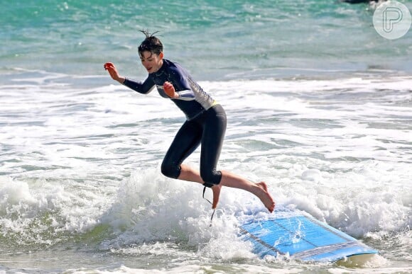 Estilosa, Anne Hathaway pulou para descer da prancha de surf