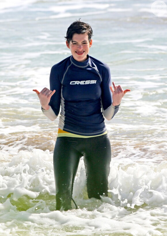 Feliz, Anne Hathaway ainda brincou com o marido, que estava na areia