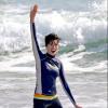Ao final do dia de surf, Anne Hathaway comemorou