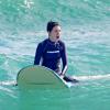 Anne Hathaway se divertiu enquanto surfava no Havaí