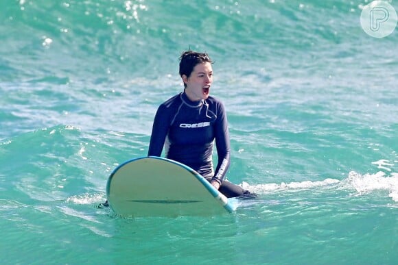 Anne Hathaway se divertiu enquanto surfava no Havaí