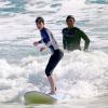 Anne Hathaway surfou uma praia do Havaí nesta quinta-feira (16 de janeiro de 2014)