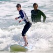 Após quase se afogar, Anne Hathaway surfa em praia do Havaí. Veja fotos