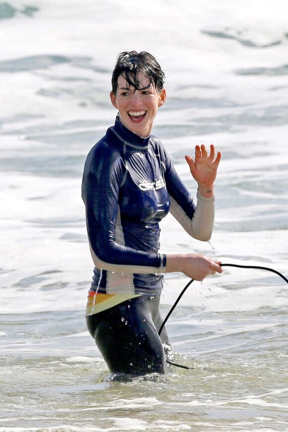 Desta vez, Anne Hathaway saiu ilesa do mar do Havaí