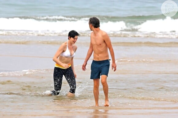 Após surfar, Anne Hathaway ainda correu com o marido, Adam Shulman