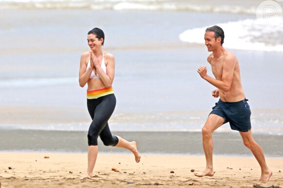 Anne Hathaway e o marido estão se divertindo no Havaí