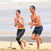 Felizes, Anne Hathaway e Adam Shulman correm em praia do Havaí
