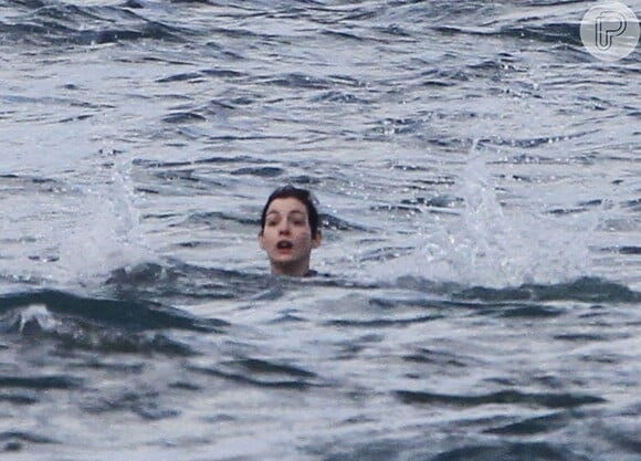 Anne Hathaway passou por momentos de apuros no mar do Havaí