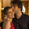 Tiago (Humberto Carrão) beija Letícia (Isabella Santoni) e pede que ela reate o noivado com ele, na novela 'A Lei do Amor'
