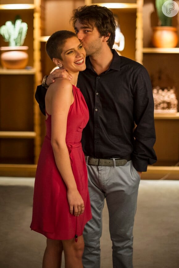 Tiago (Humberto Carrão) beija Letícia (Isabella Santoni) e pede que ela reate o noivado com ele, na novela 'A Lei do Amor'