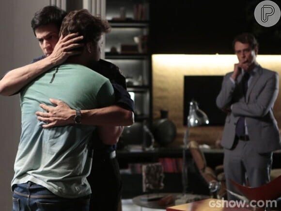 Antes da briga, Eron já tinha ficado enciumado quando Félix abraçou Niko em sua casa