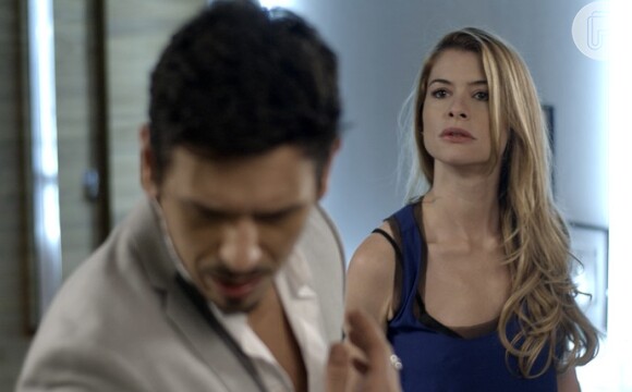 Diana (Alinne Moraes) dá uma bofetada em Lázaro (João Vicente de Castro), na novela 'Rock Story'
