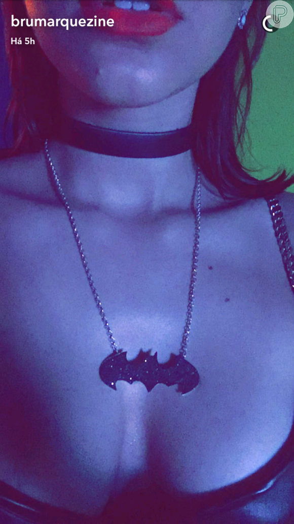 Bruna Marquezine usou pingente em forma de Batman durante festa à fantasia