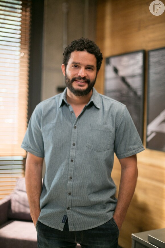 Wagner (Felipe Mago) e sua família são monitorados pelos capangas de Cesar (Rafael Cardoso), na novela 'Sol Nascente'