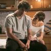Letícia (Isabella Santoni) e Tiago (Humberto Carrão) se beijam e a jovem percebe que ele está queimando em febre, no capítulo deste sábado, dia 24 de dezembro de 2016, na novela 'A Lei do Amor'