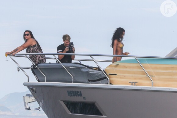 Rihanna posou para um ensaio da revista 'Vogue' brasileira em um iate no mar de Copacabana, Zona Sul do Rio de Janeiro, na sexta-feira, 17 de janeiro de 2014