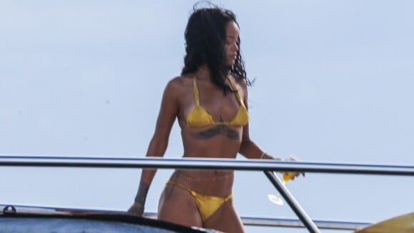 Rihanna posa de microbiquíni em iate no mar de Copacabana, no Rio; veja fotos