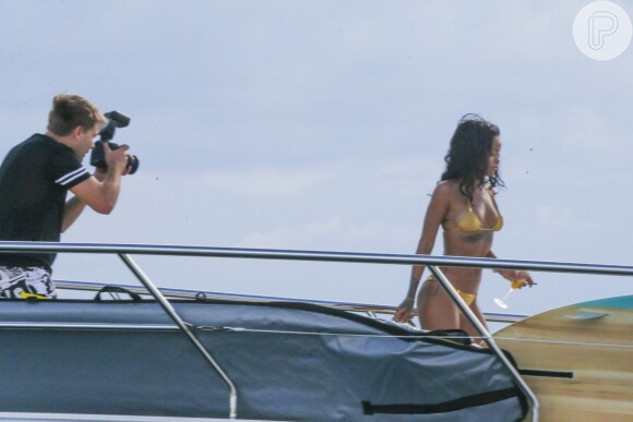 Rihanna fotografou na sexta-feira, 17 de janeiro de 2014, para um ensaio da revista 'Vogue' em um iate em Copacabana, Zona Sul do Rio de Janeiro