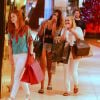Marina Ruy Barbosa, a mãe e a amiga se divertem em tarde de compras no shopping