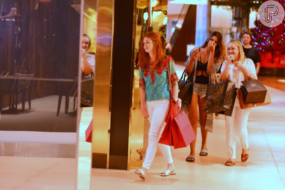 Marina Ruy Barbosa, a mãe e a amiga se divertem em tarde de compras no shopping