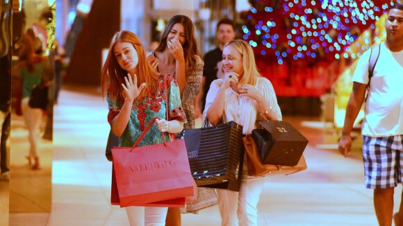 Marina Ruy Barbosa brinca com paparazzo em tarde de compras com a mãe. Fotos!