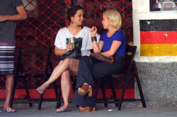 Paloma Duarte conversa com a atriz Fernanda Nobre e bebe uma caipirinha enquanto espera uma mesa no local
