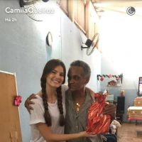 Camila Queiroz e Klebber Toledo presenteiam idosos em asilo: 'Especial'. Vídeo!