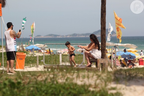 Cristiana Oliveira levou o neto Miguel, de 3 anos, à praia neste sábado, 24 de dezembro de 2016