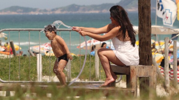 Cristiana Oliveira vai à praia na véspera do Natal e brinca com o neto, Miguel