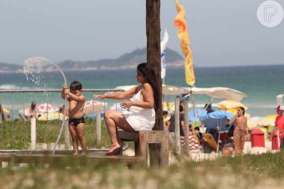 Cristiana Oliveira levou o neto Miguel, de 3 anos, à praia neste sábado, 24 de dezembro de 2016