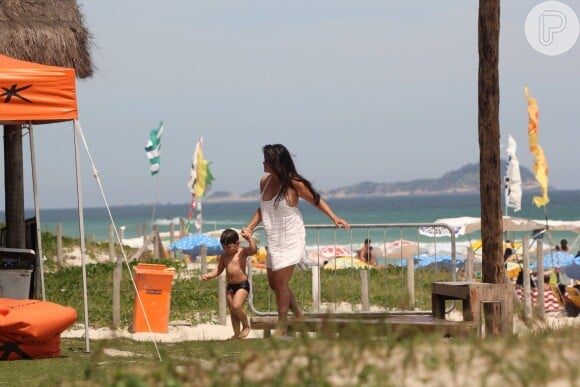 Cristiana Oliveira levou o neto Miguel, de 3 anos, à praia neste sábado, 24 de dezembro de 2016
