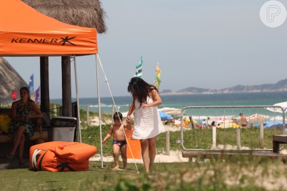 Cristiana Oliveira levou o neto Miguel, de 3 anos, à praia neste sábado, 24 de dezembro de 2016