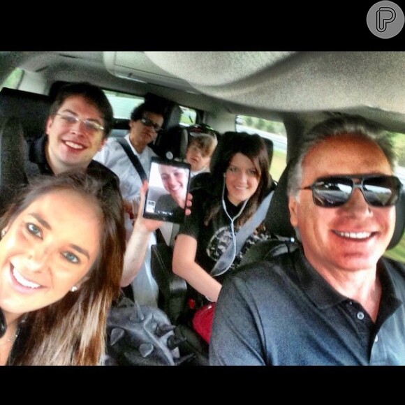 Ticiane Pinheiro posta foto da família dentro do carro a caminho de Orlando, na Flórida; Roberto Justus é o motorista da turma, em 8 de janeiro de 2013