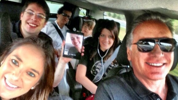 Ticiane Pinheiro mostra família dentro do carro a caminho de Orlando, nos EUA