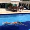 Ex-BBB Munik exibe boa forma na piscina em Fortaleza neste domingo, dia 25 de dezembro de 2016