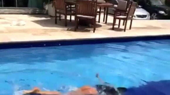 Ex-BBB Munik exibe boa forma na piscina em Fortaleza: 'Mergulhando'. Vídeo!