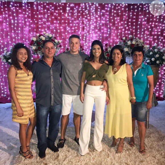 Ex-BBB Munik passou o Natal com a família e o noivo, Anderson Felício