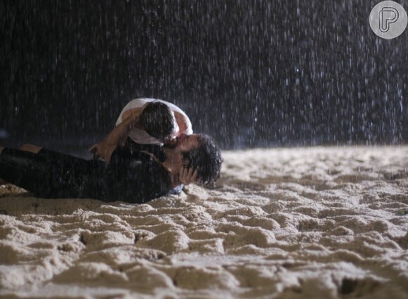 Tiago (Humberto Carrão) e Letícia (Isabella Santoni) se beijaram, na novela 'A Lei do Amor'