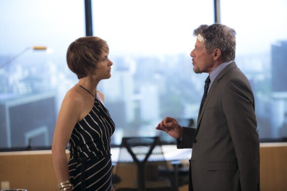Helô (Claudia Abreu) não acredita nas boas intenções de Tião (José Mayer) e recusa sua proposta de trégua, na novela 'A Lei do Amor'