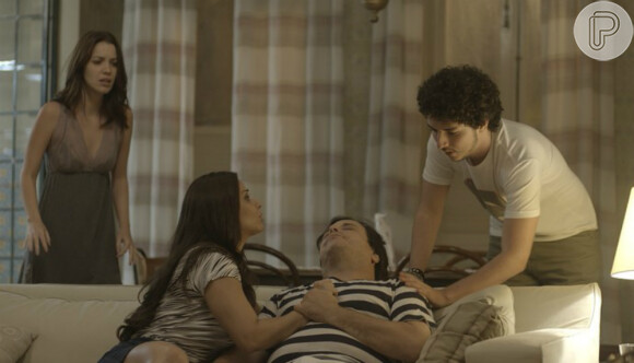 Vanessa (Lorena Comparato) fica sabendo que Júlia (Nathalia Dill) pagou a cirurgia de seu pai, quando Nelson (Thelmo Fernandes) infartou, na novela "Rock Story"