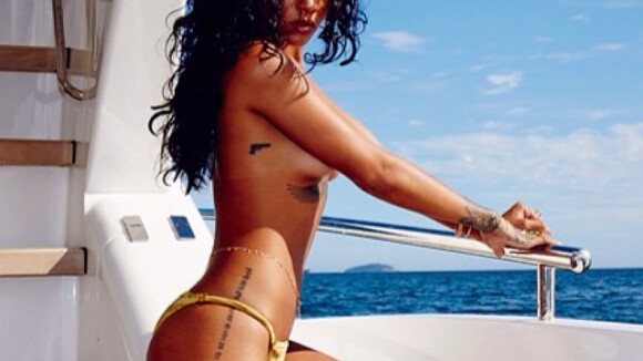 Rihanna faz topless para ensaio feito no RJ e mostra preview das fotos