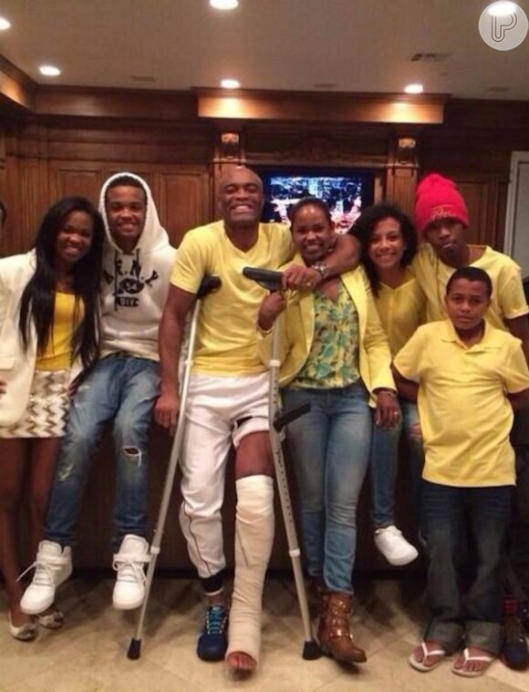 Anderson Silva aparece junto com a família, após receber alta do hostpital dos Estados Unidos
