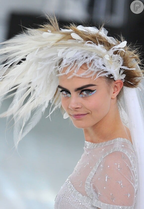 Cara Delevingne aparece com maquiagem futurista no desfile da Chanel