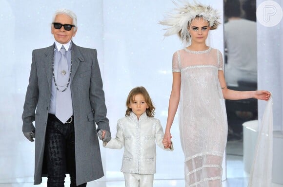 Cara Delevingne finaliza o desfile da Chanel vestida de noiva com um pajem e Karl Lagerfeld, diretor criativo da grife