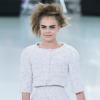 Cara Delevingne desfila para a Chanel, em 21 de janeiro de 2014