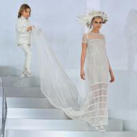 Cara Delevingne se veste de noiva para desfile de alta-costura da Chanel