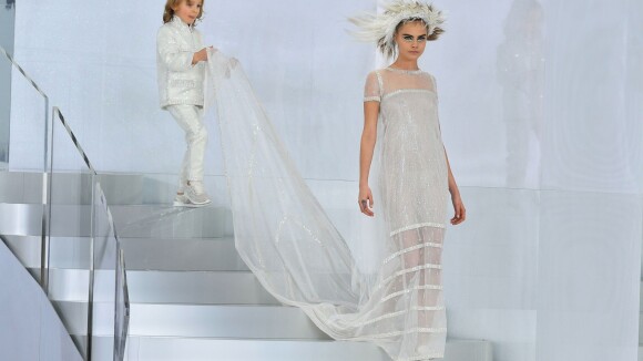 Cara Delevingne se veste de noiva para desfile de alta-costura da Chanel